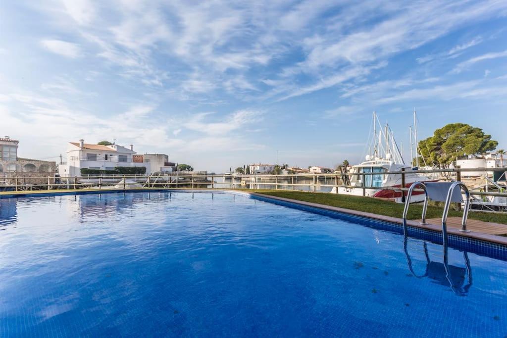 Piso De 2 Habitaciones, 3 Piscinas Y Cerca Del Mar Roses Exterior photo