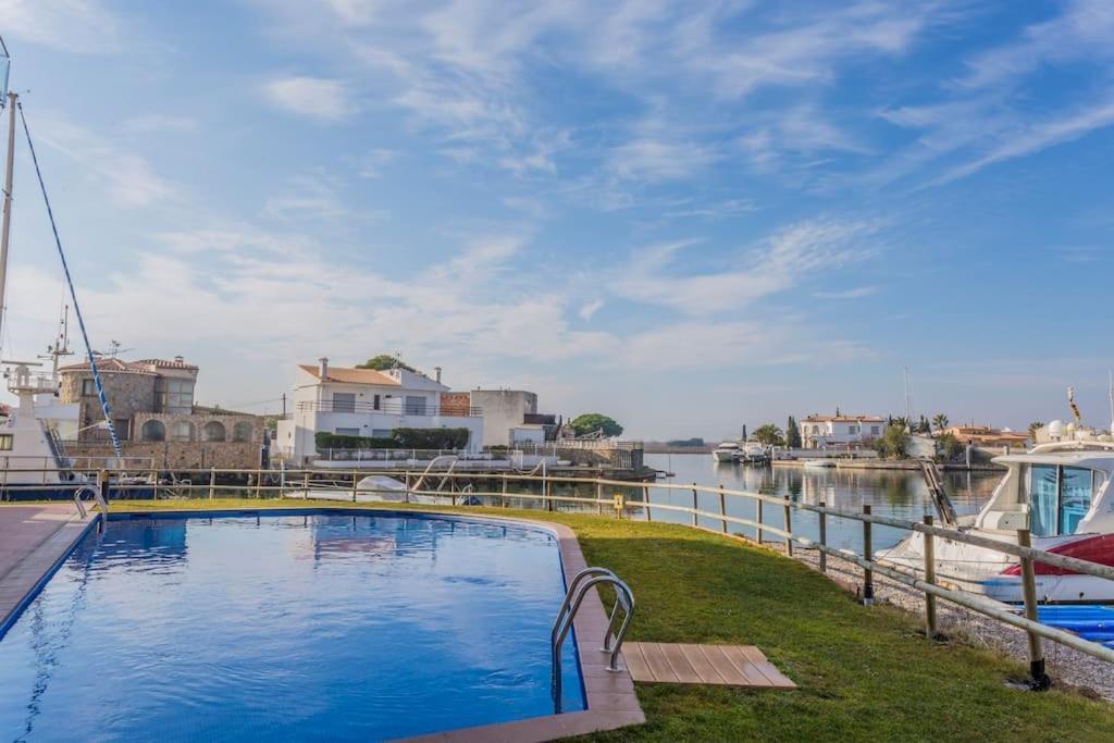 Piso De 2 Habitaciones, 3 Piscinas Y Cerca Del Mar Roses Exterior photo