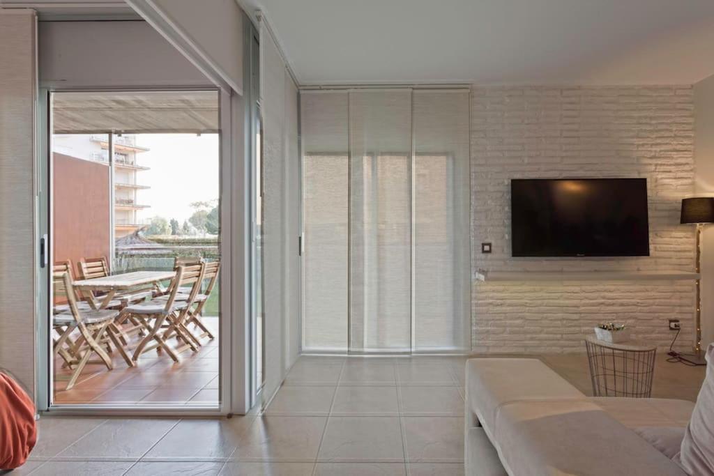 Piso De 2 Habitaciones, 3 Piscinas Y Cerca Del Mar Roses Exterior photo